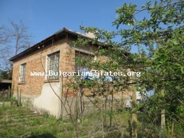 TOP ANGEBOT! Günstige Immobilie in Bulgarien, nahe Meer ! Im Dorf Trastikovo, 15 km von der Stadt Burgas und dem Meer entfernt, wird ein solides Haus mit einem großen Garten zum Verkauf angeboten !