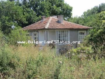 : Zum Verkauf steht ein altes Haus mit einem großen Garten im Dorf Yasna Polyana in Bulgarien, nur 12 km von der Stadt Primorsko und dem Meer entfernt