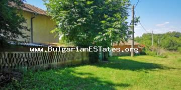 Ein zweistöckiges Haus steht im Dorf Zagortsi in Bulgarien zum Verkauf, 40 km von der Stadt Burgas und dem Meer entfernt.