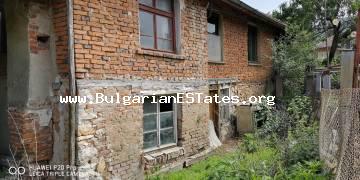 In der Stadt Malko Tarnovo in Bulgarien, 65 km von der Stadt Burgas und nur 9 km von der türkischen Grenze entfernt, steht ein altes zweistöckiges Haus zum Verkauf !
