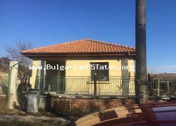 Kaufen Sie eine Immobilie in Bulgarien ! Zwei Häuser mit einem großen Garten, nur 15 km von der Stadt Burgas und dem Meer entfernt, werden zum Verkauf angeboten !