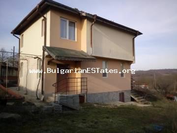 Neues zweistöckiges Haus zum Verkauf im Bulgarien, 40 km von der Stadt Burgas und 12 km von der Stadt Sredets entfernt.