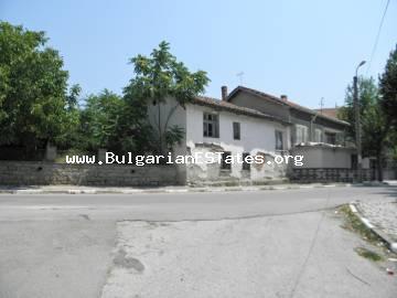 Für Ihre Aufmerksamkeit ein altes zweistöckiges Haus zum Verkauf in Bulgarien, nur 11 km von der Stadt Elhovo und 15 km vom Kontrollpunkt mit der Türkei entfernt !