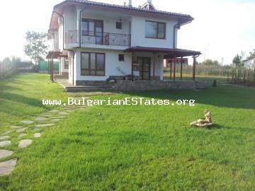 Zu Verkauf ist ein neues, unbenutztes, luxuriös eingerichtetes Haus im malerischen Dorf Pismenovo, nur 7 km vom Strand und der Stadt Primorsko entfernt.