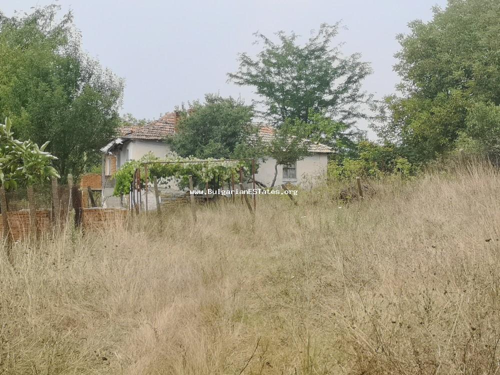 Günstig zum Verkauf ! Altes Haus mit riesigem Garten im Dorf Svetlina in Bulgarien, nur 35 km von der Stadt Burgas entfernt !!! Svetlina, Burgas