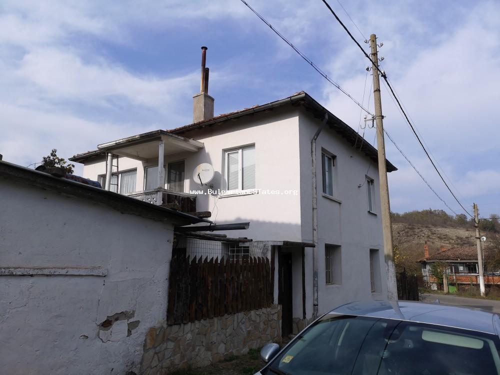 Haus in Bulgarien kaufen Haus zum Verkauf im Dorf Prochod, 12 km von Stadt Sredec und 37 km von Burgas und der Meerküste entfernt.