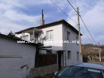 Haus in Bulgarien kaufen Haus zum Verkauf im Dorf Prochod, 12 km von Stadt Sredec und 37 km von Burgas und der Meerküste entfernt.