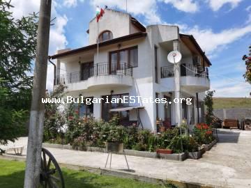 Wir verkaufen ein neues dreistöckiges Haus mit Meerblick im Dorf Laka, nur 14 km von der Stadt Burgas entfernt.