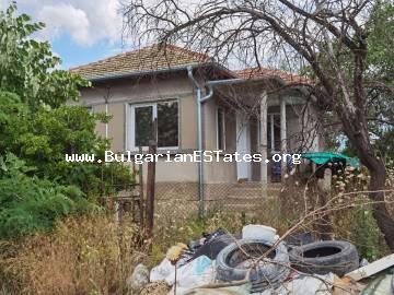 Teilweise renoviertes, zweistöckiges Haus zum Verkauf im Dorf Asparuhovo in Bulgarien, nur 27 km von der Stadt Burgas und dem Meer entfernt.