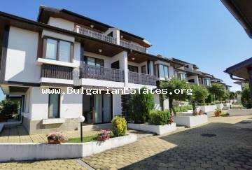 Wir verkaufen ein billiges, zweistöckiges Haus mit Meerblick in einem geschlossenen Komplex in Bulgarien - Feriendorf Lozenets, nur 1,5 km vom Strand entfernt.