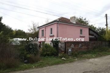 Eine zweistöckige Immobilie zum Verkauf in Bulgarien ! Haus für das ganze Jahr über im Dorf Dyulevo, nur 25 km von der Stadt Bourgas und dem Meer entfernt.