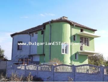 Kaufen Sie ein neues unbewohnbares bis jetzt Haus! Erster Bezug! Dorf Trastikovo, nur 15 km von der Stadt Bourgas und dem Meer in Bulgarien entfernt.