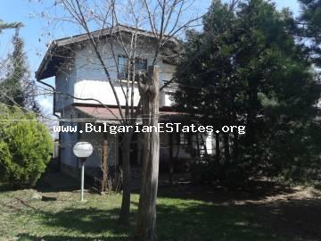 Kaufen Sie ein zweistöckiges Haus in einer ökologisch sauberen Gegend mit unberührter Natur im Dorf Panitsovo in Bulgarien, nur 16 km vom Meer und Ferienort Obzor, 32 km vom Sonnenstrand Resort und 55 km von Burgas entfernt.