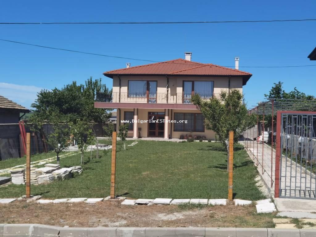 Zum Verkauf ein schönes Familienhaus auf zwei Etagen mit einem Garten und einer schönen Aussicht im Dorf Veselie in Bulgarien, nur 15 km vom Meer entfernt.