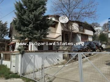 Haus zum Verkauf in Bulgarien !!! Kaufen Sie ein freistehendes, zweistöckiges Zweifamilienhaus in der Villenzone des Dorfes Kosharitsa, nur 5 km vom Sonnenstrand und dem Meer entfernt.