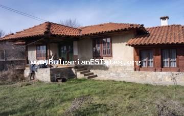 Haus zum Verkauf in Bulgarien! Wir verkaufen ein teilweise renoviertes, einstöckiges Haus mit großem Garten im Dorf Vezenkovo, 90 km von Burgas entfernt und in der Nähe des Flusses Luda Kamchia.