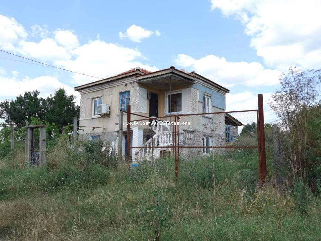 Kaufen Sie ein teilrenoviertes Haus mit großem Garten und schöner Aussicht im Dorf Zagortsi, nur 40 km von der Stadt Burgas und dem Meer in Bulgarien entfernt, 10 km von der Stadt Sredets, Bulgarien.
