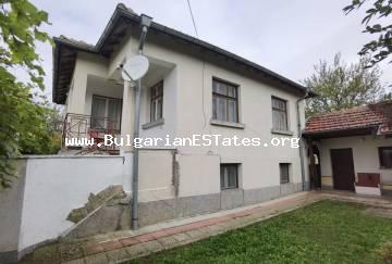 Zum Verkauf ein teilrenoviertes zweistöckiges Haus im Dorf Livada, Bulgarien - nur 20 km von der Stadt Burgas und dem Meer entfernt. Häuser zum Verkauf in Bulgarien !!!