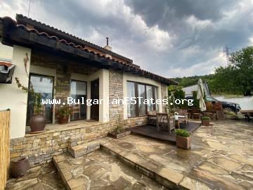 Zum Verkauf steht ein zweistöckiges Haus mit unglaublichem Meerblick in Bulgarien, es liegt im Dorf Kosharitsa, nur 3 km von Sonnenstrand und dem Meer entfernt ! Flughafen in Burgas erreichen Sie in 20 Fahrminuten.