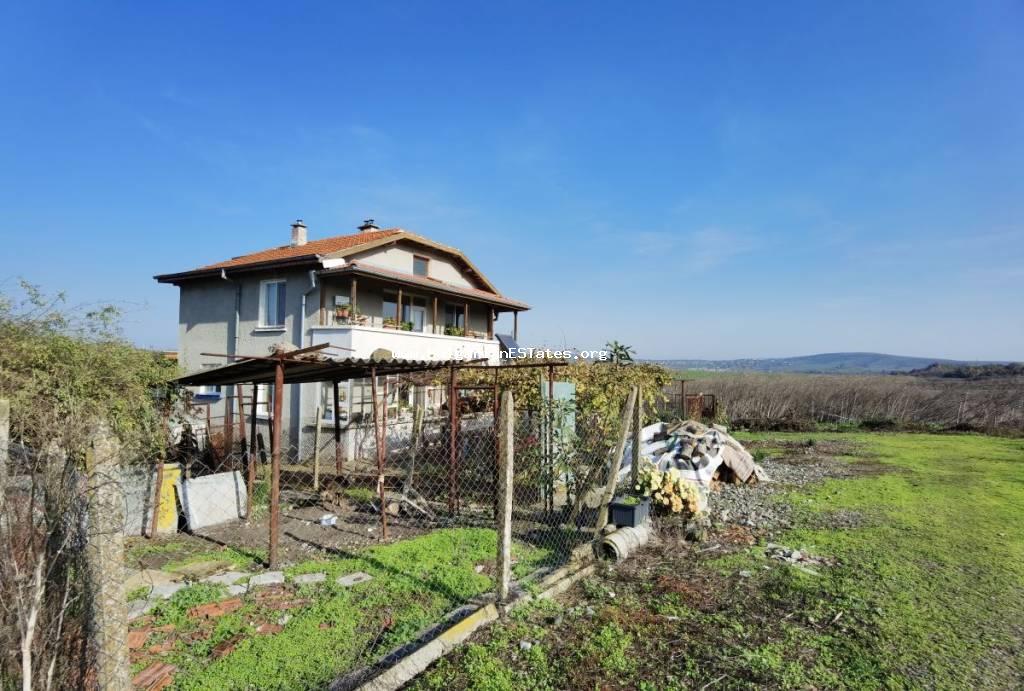 WUNDERSCHÖNES PANORAMA! NAHE BURGAS! VIEL PLATZ! FRIEDEN UND RUHE! NATUR!Kaufen Sie ein zweistöckiges Haus im Dorf Polski Izvor, nur 15 km vom Meer und Burgas entfernt. Immobilie in Bulgarien !!