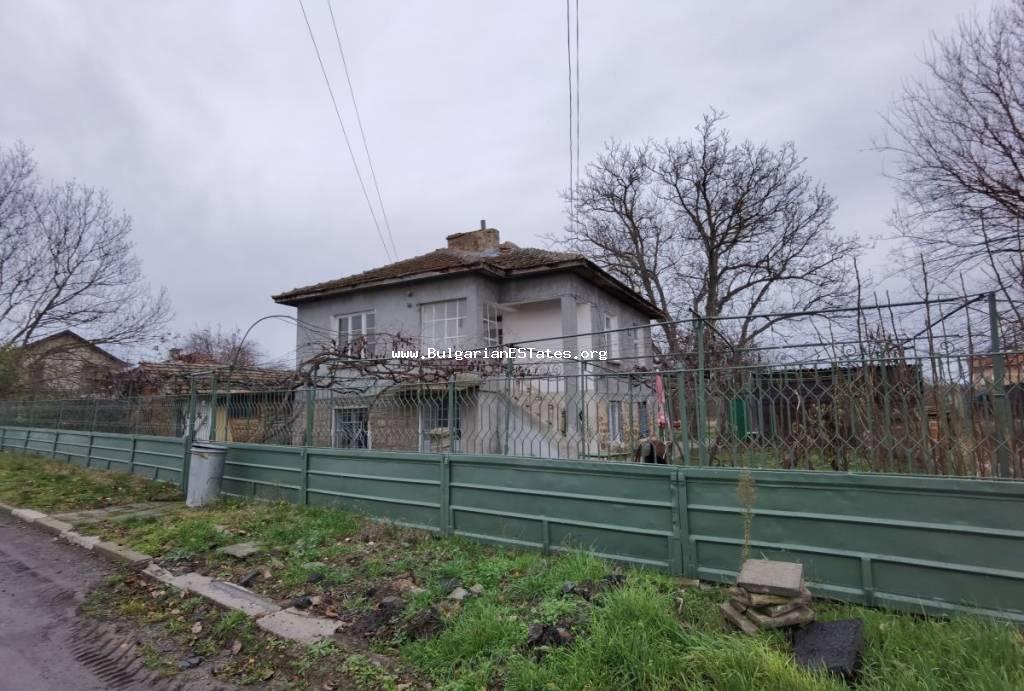 Zum Verkauf ein massives zweistöckiges Haus mit großem Garten 2380qm im Dorf Livada, nur 20 km von Burgas und dem Meer entfernt. Immobilien in Bulgarien !!