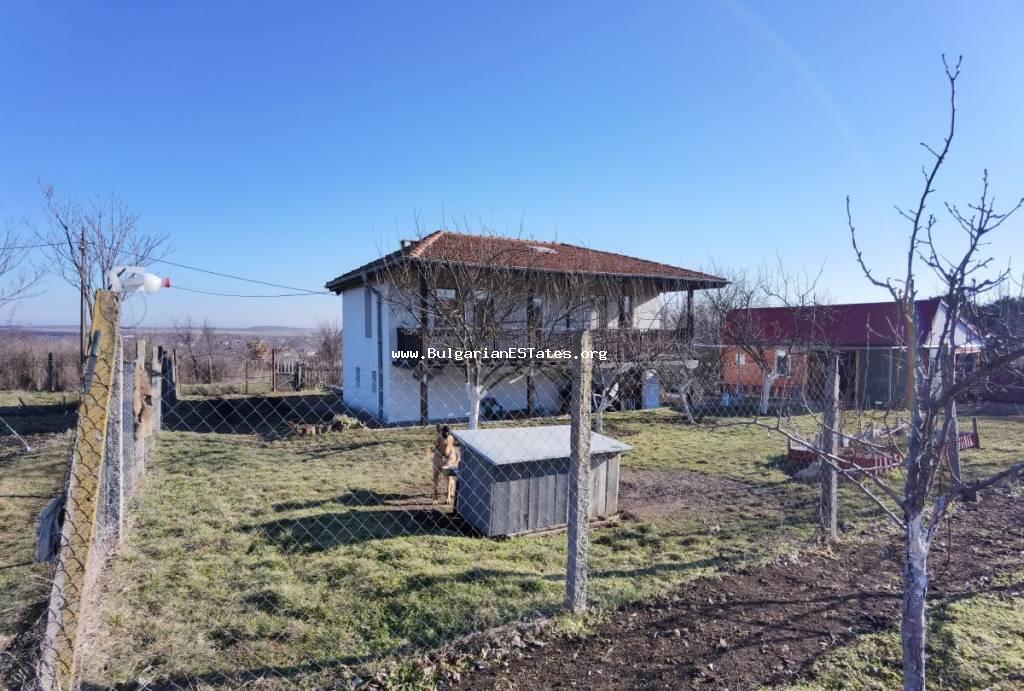 Kaufen Sie ein renoviertes, zweistöckiges Haus mit großem Garten und schöner Aussicht am Ende des Dorfes Zornitsa, nur 50 km von der Stadt Burgas und dem Meer in Bulgarien entfernt.