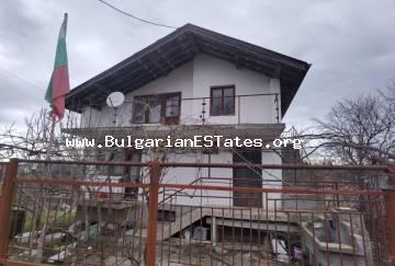 HAUS ZUM VERKAUF IN BULGARIEN. Dreistöckiges massives Haus im Dorf Drachevo, nur 25 km von der Stadt Burgas und dem Meer entfernt.