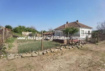 TOP ANGEBOT!!!! Billiges, massives, einstöckiges Haus zum Verkauf im Dorf Knyazhevo, nur 7 km von der Stadt Elhovo, 100 km von der Stadt Burgas und 25 km von der Türkei entfernt. Haus zu verkaufen in Bulgarien.