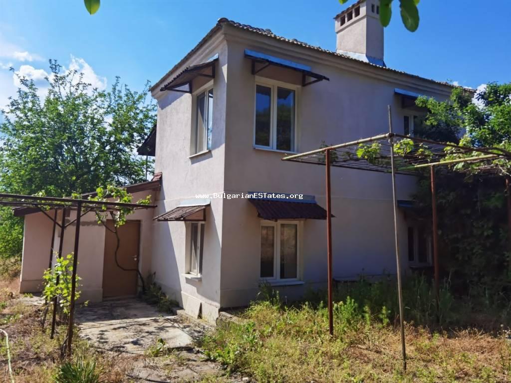 Verkauf eines renovierten zweistöckigen Hauses im Dorf Zornitsa, nur 50 km von der Stadt Burgas und dem Meer entfernt. Kaufen Sie eine Immobilie in Bulgarien.