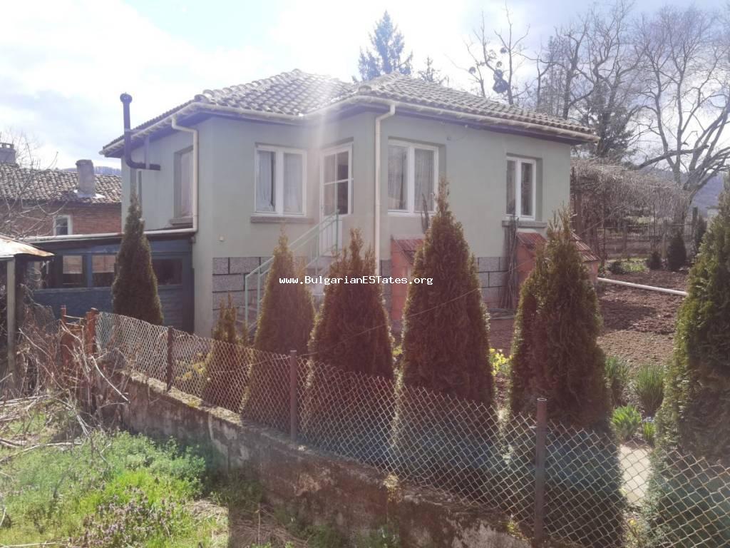 Kaufen Sie ein renoviertes Haus im Dorf Kosti, nur 25 km von der Stadt Tsarevo und dem Meer entfernt, Bulgarien.
