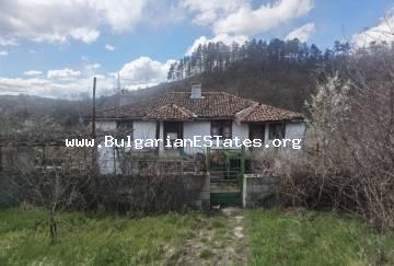 Kaufen Sie ein Haus in den Bergen, im Dorf Kosti, nur 22 km von der Stadt Tsarevo und dem Meer entfernt, Bulgarien.
