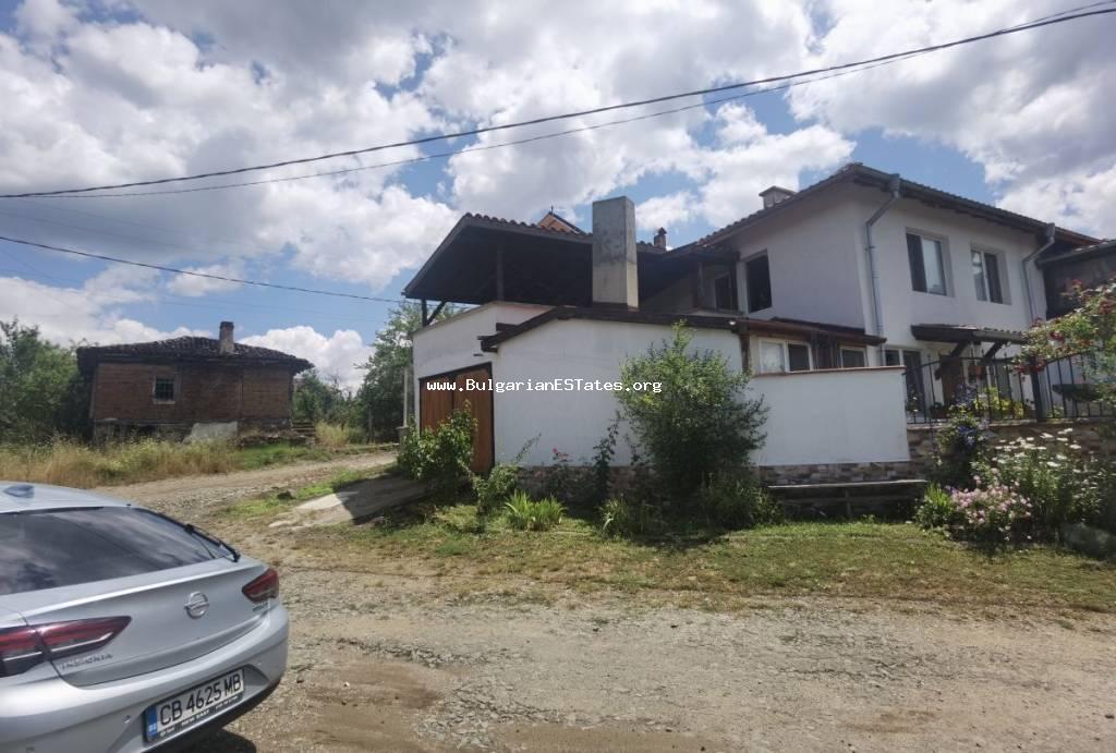 Massives, renoviertes zweistöckiges Haus zum Verkauf, 25 km von der Stadt Burgas und dem Meer entfernt, nur 7 km. aus der Stadt Sredets, Bulgarien.