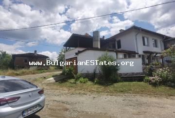 Massives, renoviertes zweistöckiges Haus zum Verkauf, 25 km von der Stadt Burgas und dem Meer entfernt, nur 7 km. aus der Stadt Sredets, Bulgarien.