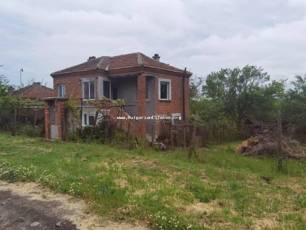 Kaufen Sie ein renoviertes Haus im Dorf Drachevo, nur 25 km von der Stadt Burgas und dem Meer entfernt, Bulgarien.