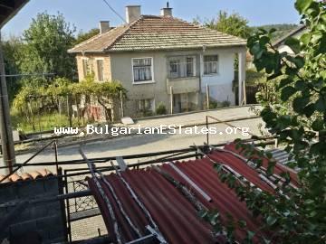 Verkauf eines massiven zweistöckigen Hauses im Dorf Bulgari, nur 18 km von der Stadt Tsarevo und dem Meer, 40 km von der Stadt Malko Tarnovo und der Grenze zur Türkei, 80 km entfernt aus der Stadt Burgas, Bulgarien.