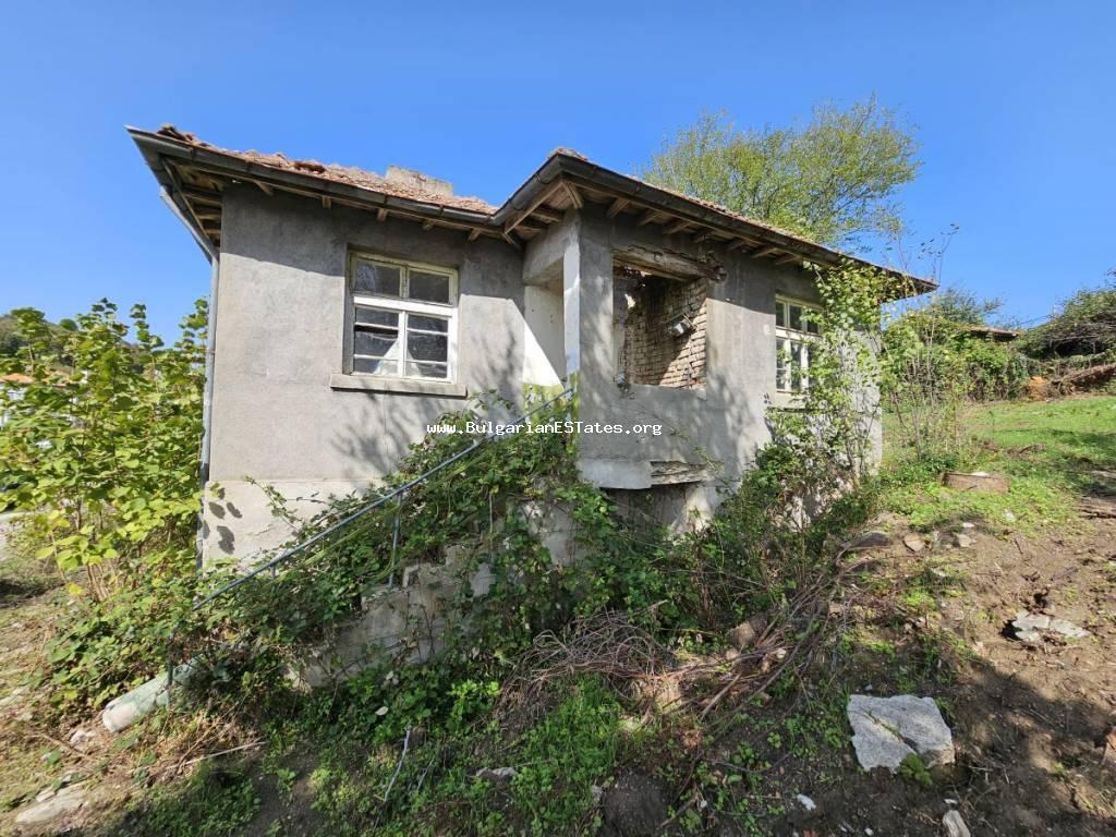 Kaufen Sie ein altes Haus mit großem Garten und herrlichem Blick auf den Berg Strandzha, Dorf Gramatikovo, nur 30 km von der Stadt Tsarevo und dem Meer, 24 km von der Stadt Malko Tarnovo und der Grenze zur Türkei, Bulgarien.