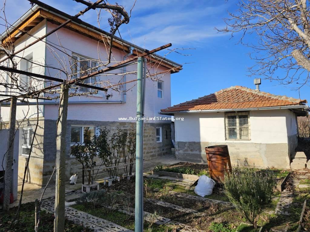 Wir bieten zum Verkauf ein renoviertes zweistöckiges Haus im Dorf Zornitsa, nur 46 km entfernt. von der Stadt Burgas und dem Meer. Kaufen Sie ein renoviertes Haus 46 km von Burgas, Bulgarien.