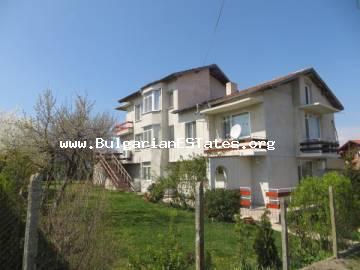 Empfohlen!!!! Ein großes dreistöckiges Haus im Dorf Cherni Brah in Bulgarien, nur 10 km von der Stadt Burgas und 15 km vom Meer entfernt. Cherni Vrah, Burgas