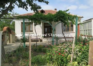 Wir verkaufen ein einstöckiges Haus im Dorf Orizare in Bulgarien, nur 14 km vom berühmsten Badeort Bulgariens - Sunny Beach Resort und dem Meer und 32 km von der Stadt Burgas entfernt
