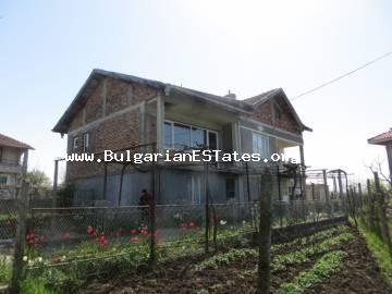 Neues, großes Haus in Bulgarien nahe Meer ! Im Dorf Rossen, nur 6 km vom Meer und 10 km von der Stadt Bourgas entfernten steht ein neues großes Haus zum Verkauf !
