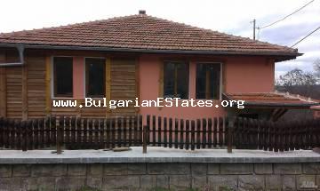 Wir bieten ein prächtiges Haus zum Verkauf im Dorf Izvorishte, nur 20 km von Burgas und dem Strand entfernt.