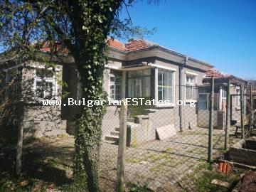 Ein charmantes Einfamilienhaus in Bulgarien wartet auf Sie ! Das Haus ist nur 70 km von der Stadt Burgas und 20 km vom Kamtschia-Damm entfernt und bietet einen spektakulären Blick auf das Balkangebirge !