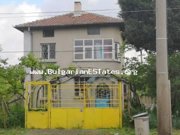 Ein renovierte Haus steht zum Verkauf in Bulgarien, nur 20 km vom Meer und der Stadt Burgas entfernt.
