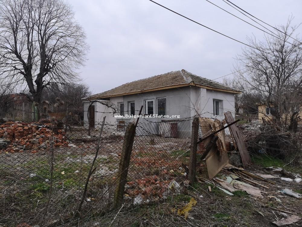 Wir verkaufen ein renoviertes, einstöckiges Haus im Dorf Debelt in Bulgarien, 20 km von Burgas und dem Schwarzen Meer in Bulgarien entfernt.