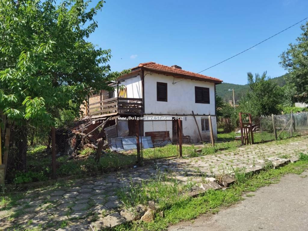 Teilweise renoviertes Haus zum Verkauf im Dorf Brodilovo, Bulgarien! Eine Immobilie nur 12 km von der Stadt Tsarevo und dem Meer entfernt und am Fuße des Strandzha-Berges in Bulgarien.