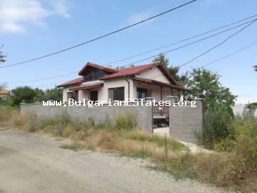 Kaufen Sie ein neues einstöckiges Haus im Dorf Rosen, nur 5 km vom Meer und 20 km von der Stadt Burgas in Bulgarien entfernt.