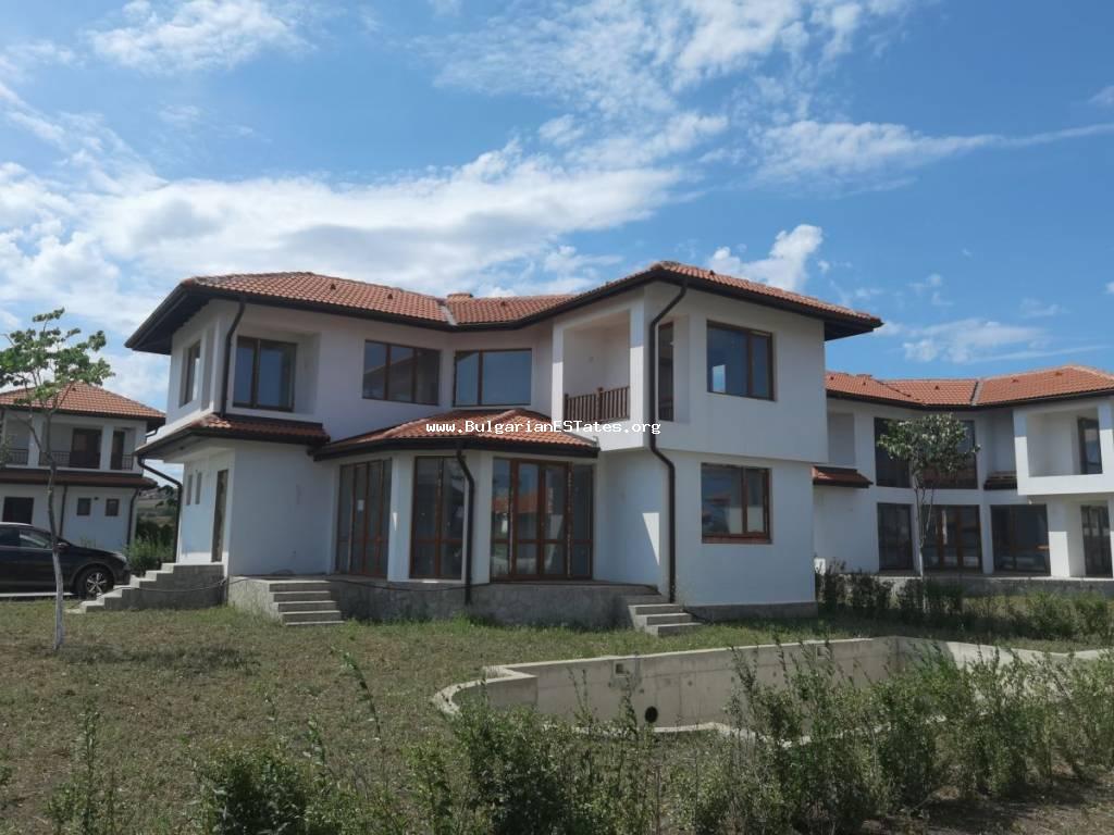 Haus mit drei Schlafzimmern in einem geschlossenen Komplex in Bulgarien, nur 3 km von der Stadt Aheloy, 25 km von der Stadt Burgas und 12 km vom Sonnenstrand Resort entfernt.