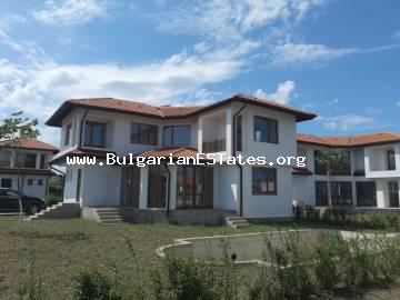 Haus mit drei Schlafzimmern in einem geschlossenen Komplex in Bulgarien, nur 3 km von der Stadt Aheloy, 25 km von der Stadt Burgas und 12 km vom Sonnenstrand Resort entfernt.