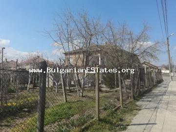 Wir bieten zum Verkauf ein gepflegtes, zweistöckiges Haus mit einem großen Garten und Weinberg im Dorf Gyulyovtsa in Bulgarien, 15 km vom Meer und Sonnenstrand Resort entfernt.
