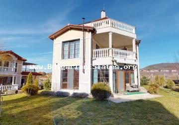 Neues dreistöckiges Haus mit Meerblick im Dorf Kosharitsa, nur 2 km vom Sonnenstrand Resort und dem Meer in Bulgarien entfernt.
